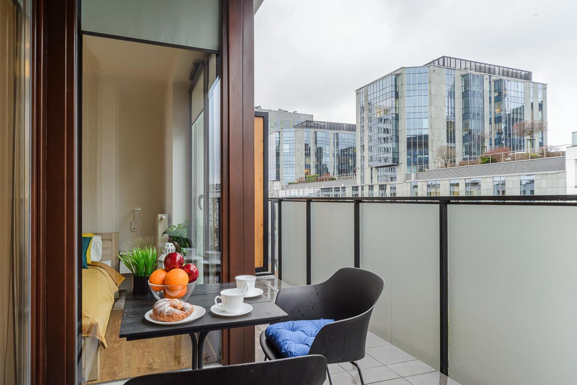 Cozy Family Apartments With Balcony Near Zlote Tarasy วอร์ซอ ห้อง รูปภาพ